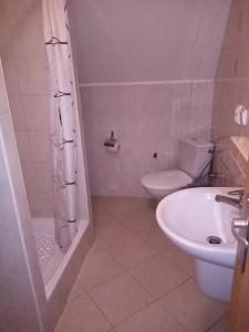 斯祖贝莱克Ubytovanie u Lenky的白色的浴室设有卫生间和水槽。