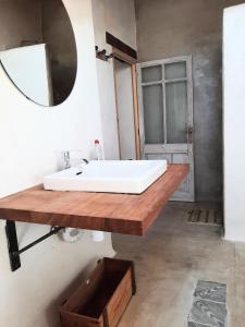 CretasGranja Masia Katmandu的浴室设有白色水槽和镜子