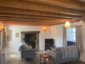 廷塔杰尔Picture perfect cottage in rural Tintagel的客厅配有两张沙发和一台电视机