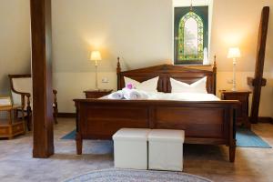 奎德林堡马克伽芬城堡酒店的一间卧室设有一张床和一个彩色玻璃窗