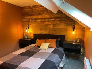 杜柏Escape at Durbuy的一间卧室设有一张床和木墙