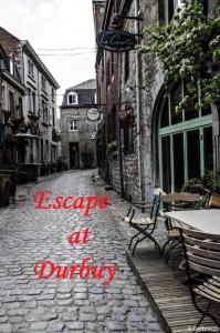 杜柏Escape at Durbuy的一条空的街道,上面有标志,上面写着德伯里逃跑的字样