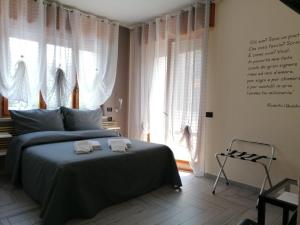 维罗纳阿莫尼亚住宿加早餐旅馆的一间卧室配有一张床,上面有两条毛巾