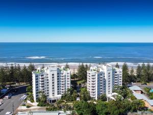 黄金海岸ULTIQA Burleigh Mediterranean Resort的享有海滩和建筑的空中景致