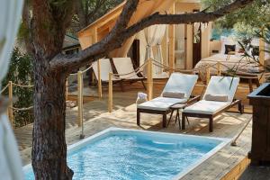 Abeille Maison Glamping Resort Zlatni Rat -Adults Only内部或周边的泳池