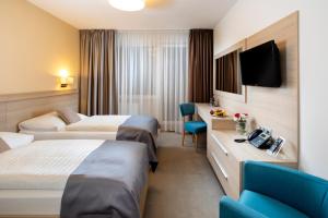 道尼库宾公园酒店的一间酒店客房,设有两张床和电视