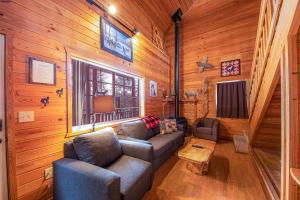 Cabin #4 The Wolves Den - Pet Friendly- Sleeps 6 - Playground & Game Room的休息区