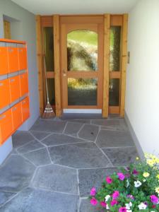 贝特默阿尔卑Lorli的房屋前门,带窗户