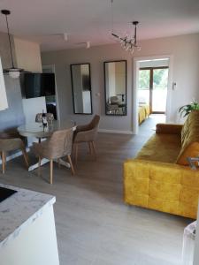 贡斯基Apartament Latarnik- Yellow的客厅配有沙发和桌子