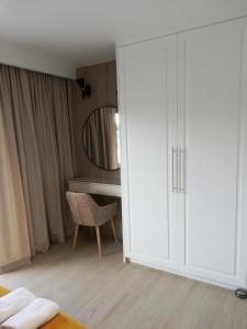 贡斯基Apartament Latarnik- Yellow的卧室配有白色衣柜和书桌