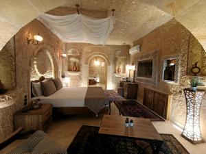 于尔居普Pegas Cave Suites的一间卧室,卧室内配有一张大床