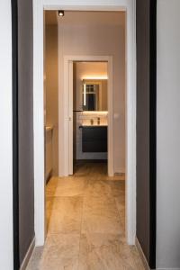 塞维利亚Triana Pelay的一条空的走廊,走廊通往浴室