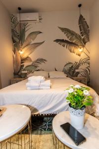塞维利亚Triana Pelay的一间设有床、桌子和植物的房间
