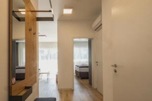 格拉茨Deluxe Apartment Graz的一间设有走廊、一张床和一扇门的房间