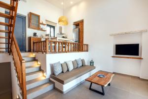 卡尔帕索斯Cato Agro 2, Seafront Villa with Private Pool的客厅配有沙发和桌子