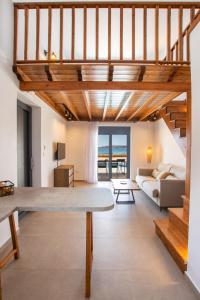 卡尔帕索斯Cato Agro 3, Seafront Villa with Private Pool的一间带楼梯和沙发的客厅