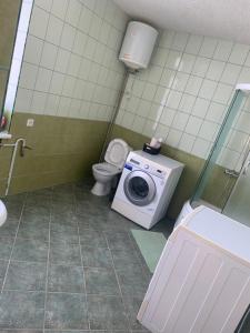 KelmėNuomojami kambariai Kelmeje的一间带洗衣机和卫生间的浴室