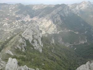 皮耶特拉佩尔托萨Ercole的享有山脉树木的空中景致