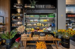 特拉维夫Hotel 75 by Prima Hotels的水果和蔬菜柜台的商店