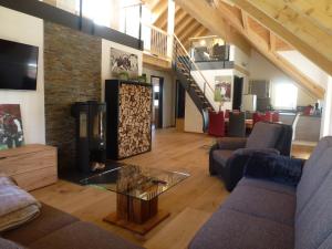 黑林山区邦多夫Schwarzwaldhof Nicklas的客厅设有两张沙发和一个壁炉