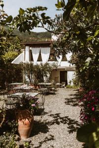 圣马里纳萨利纳Hotel I Cinque Balconi的花园配有桌椅和鲜花