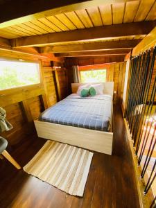 哥西尔Banana Cottage Ecolodge & Spa的小木屋内的卧室,配有床