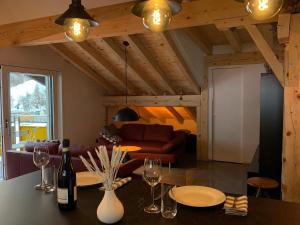 塔什"alti Post" zentralgelegene, stilvolle Dachwohnung的客厅配有带酒杯的桌子