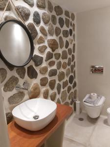 阿吉奥斯普罗科皮奥斯Anna Studios的一间带水槽和岩石墙的浴室