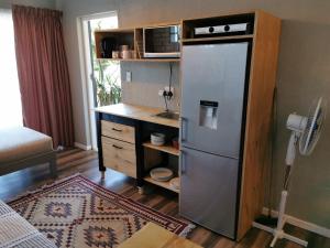 帕罗Tranquility的带冰箱的厨房以及带微波炉的书桌。