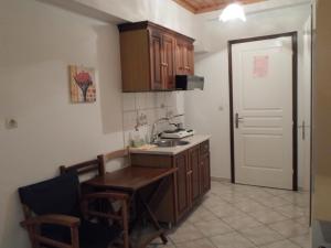 基帕尔森Myrtoo的厨房配有水槽、桌子和门