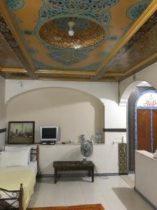 马拉喀什Flashback House的带沙发和天花板的客厅