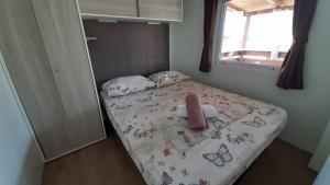 Mobile homes Kamp Maslina, Biograd na Moru客房内的一张或多张床位