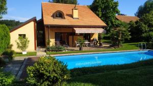 罗马内勒Guest House La Sereine的一座房子前面设有游泳池