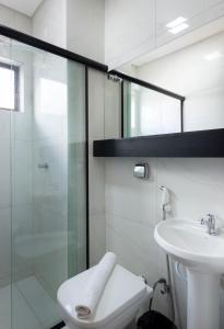 特雷西纳Hotel Vila Leste的带淋浴、卫生间和盥洗盆的浴室
