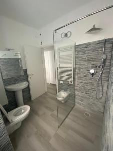 瓦里格提VILLA IRMA的带淋浴、卫生间和盥洗盆的浴室