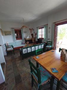 科罗尼Villa Mariana的客厅配有木桌和椅子