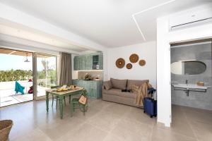 奥特朗托Livantea Agriresort e Residence的客厅配有沙发和桌子
