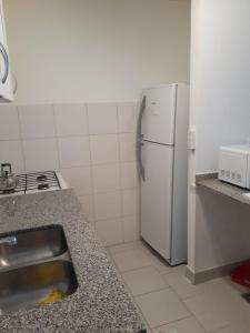 布宜诺斯艾利斯Parque Patricios 2 ambientes的厨房配有水槽和白色冰箱