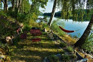 Lilla EdetEsperöd Farm的湖畔野餐桌椅