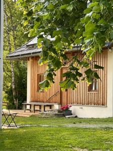 ArriachKlösterle Haus Egon的木结构建筑,设有野餐桌和长凳