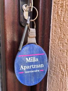 圣安德烈Milla Apartman的门上带有文字加牛奶的蓝色标签