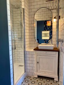 普罗万Logis « Henriette » • Maison du XVe siècle的带淋浴、盥洗盆和镜子的浴室