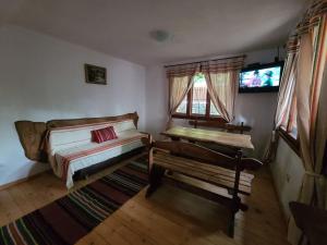 萨帕雷瓦巴尼亚Вила 111的客房设有两张床、一张桌子和窗户。
