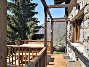 瓦托内切Maison Mont Rose的山景木制阳台
