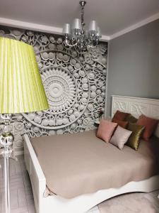 丰坦卡Luxury Apartments Park Fontanov的卧室配有一张壁画床