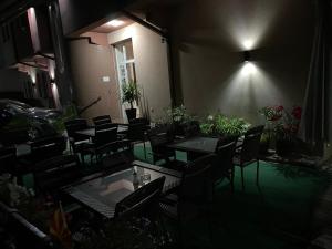 奥赫里德米尔卡别墅酒店的一间空餐厅,晚上配有桌椅