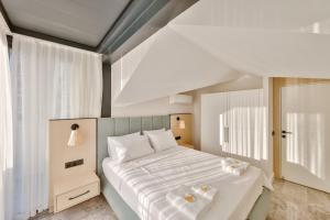 卡斯Sole Suites的一间卧室配有一张带白色床单的大床