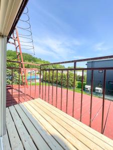 旭川旭川美瑛 Sakura 西神楽的阳台的木凳和网球场