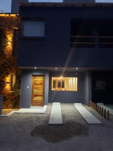 普尔马马尔卡Lo del Chango的夜晚有门的蓝色房子