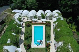 曼努埃尔安东尼奥Igloo Beach Lodge的享有带游泳池的房屋的空中景致